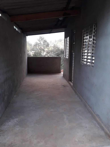Casa Com 3 Cômodos, 1 Banheiro, Lavanderia, Quintal Amplo.
