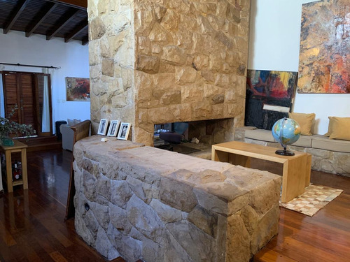 Casa En Venta De Cuatro Dormitorios En Alejandro Centeno, Zona Norte