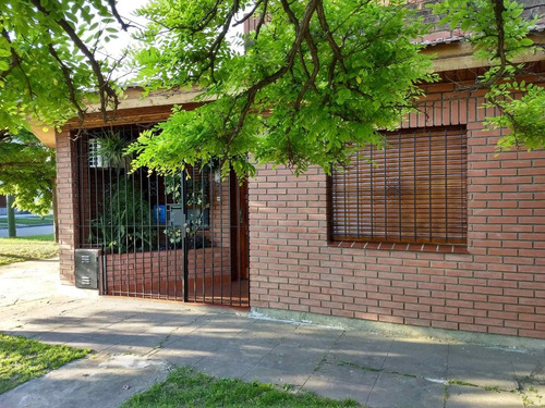 Casa 4 Ambientes Impecable. S/ French Al 1800, Banfield