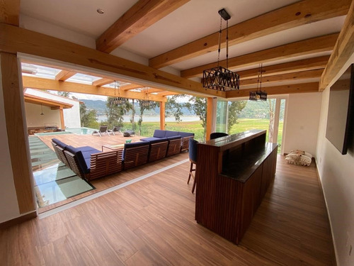 Renta Casa En La Peña, Valle De Bravo Acceso Al Lago Con Muelle Propio Completamente Amueblada, Gimnasio, Alberca Climatizada, Áreas Verdes, Jacuzzi, Ascensor, Estacionamiento