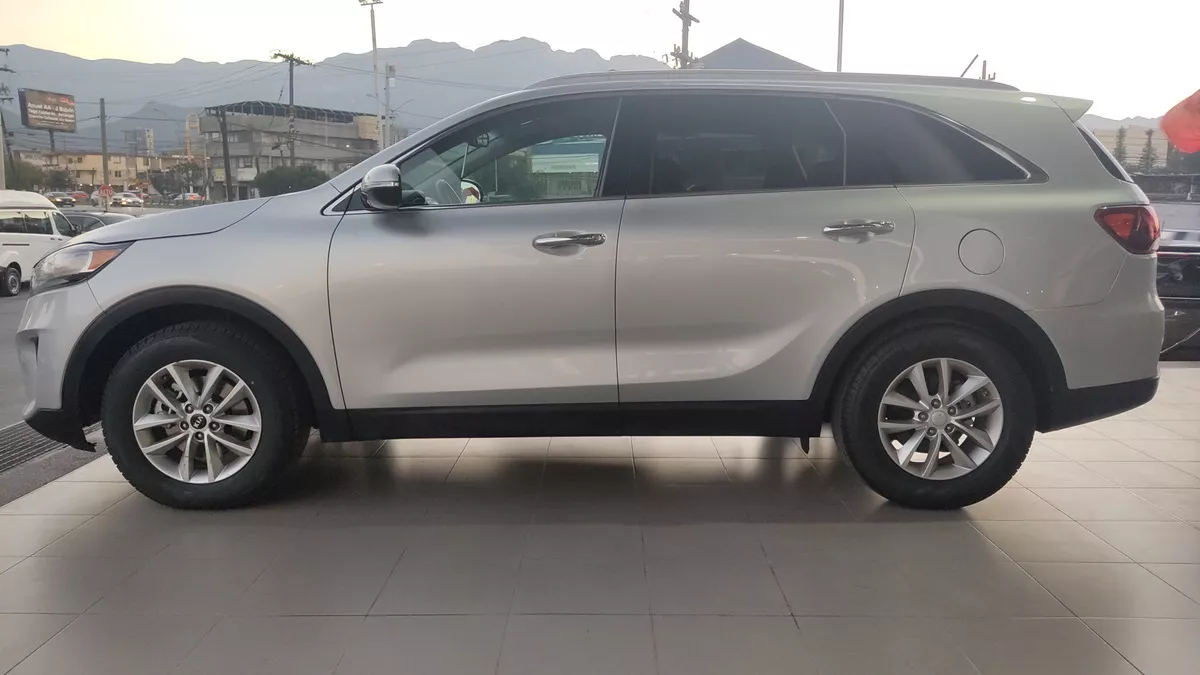 Kia Sorento 2.4 L4 LX Tela 5 Pasajeros At