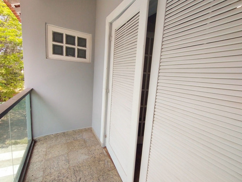 Alphaville 05 - Casa 600m² 5 Dormitórios, 3 Suítes, 4 Vagas, Piscina, Churrasqueira, Hidromassagem - Cncd077