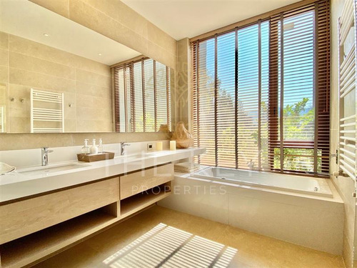 Casa De 4d Con Jardin, Piscina, Quincho Y 4 Est.las Condes