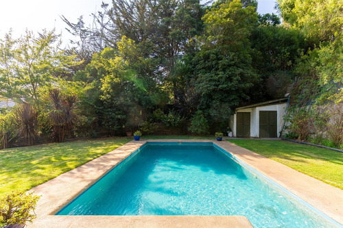 Cómoda Casa Con Distintos Ambientes Interiores Y Exteriores
