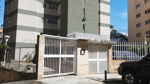 En Venta Apartamento En Colinas De Bello Monte. Yr