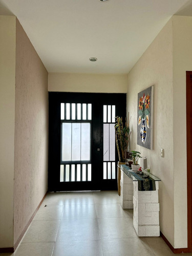 Oportunidad De Inversión - Casa Moderna Con Acabados De Primera En Previlegiada Ubicación En León!!
