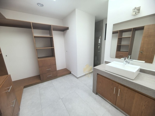 Casa De Autor En Zibata En Venta O Renta Con Recámara En Planta Baja O Estudio