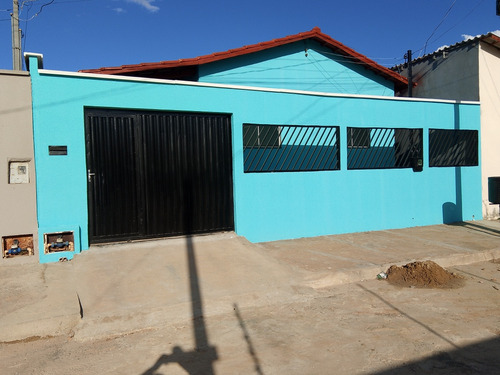 Casa Com 3 Quartos , 2 Banheiros , Copa , Área De Serviço