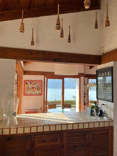 Casa Con Increíble Vista Al Lago En El Escondrijo