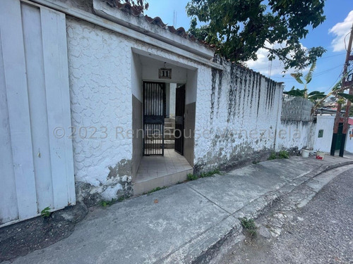 Amplia Casa Para Terminar De Remodelar En Venta Urbanizacion Colinas De Santa Rosa 24-8640 As-a