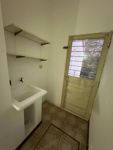 Casa En Villa Allende De 5 Ambientes Enbarrio La Cruz A Una Cuadra De Av. San Martín. Cerca De Colegios , Centro Comercial Y Transporte Público.l