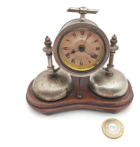 Reloj De Mesa A Cuerda Base Madera Raro (no Funciona) (Usado)