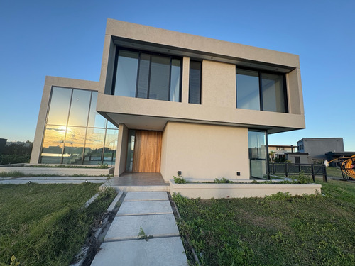 Casa En Alquiler Con Amarras - El Naudir