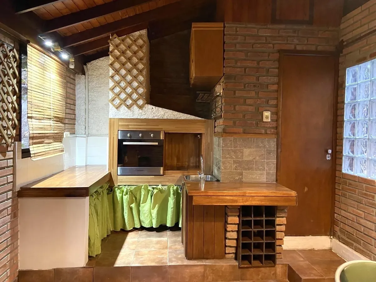 Alquiler De Casa De 2 Dormitorios A Una Cuadra De La Rambla, En Colonia Del Sacramento · Foto 3