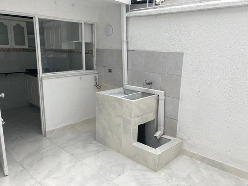 Casa De Dos Niveles Ubicada En Un Buen Sector Residencial