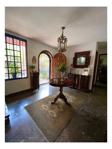 Se Vende Casa 630m2. 4h + S/5b + S/4p. Santa Paula.