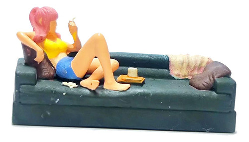 1:64 Figura Chica Acurrucada En Sofá Escenas En Miniatura