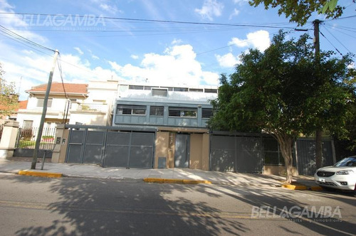 Imagen 2 de 30 de Destacada Propiedad Con Imponente Parque Y Piscina. Excelente Diseño Y Calidad Constructiva.