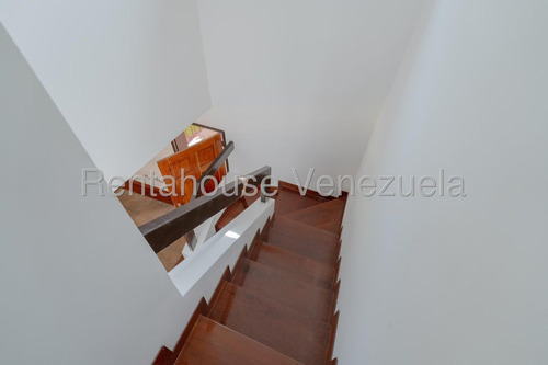 Hermosa Casa De 3 Niveles Que Brinda Tranquilidad Y Confort En Venta Ubicada En El Alto Hatillo 25-8567