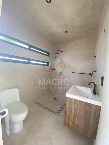 Casa En Venta En Col. Lazaro Cardenas De 2 Niveles Y Con Alberca