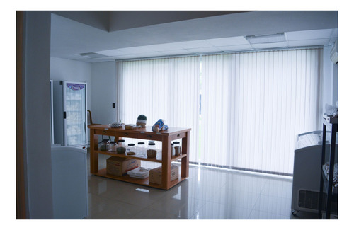 Imagen 14 de 30 de Local Con Oficinas En Alquiler En Punta Chica.