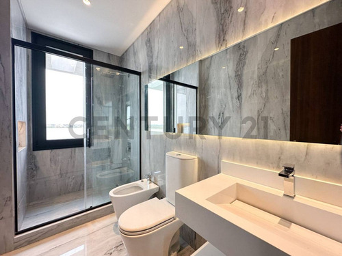 Venta Casa En Marinas Al Lago , Espectacular