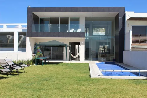 Casa Moderna Con Alberca Y Jardín, En Fraccionamiento Con Seguridad