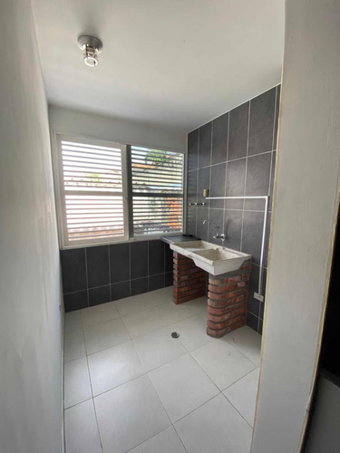Amr Vende Bonito Apartamento En Los Kioskos Piso 1