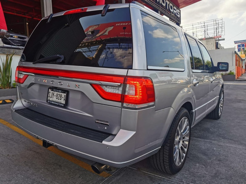 Imagen 10 de 12 de Lincoln Navigator Reserve Color Plata