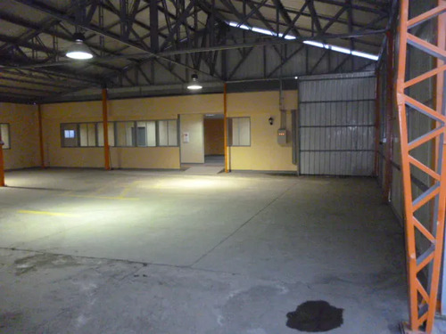 4 Galpones; Salida Dos Calles , Estacionamiento 20 Vehículo