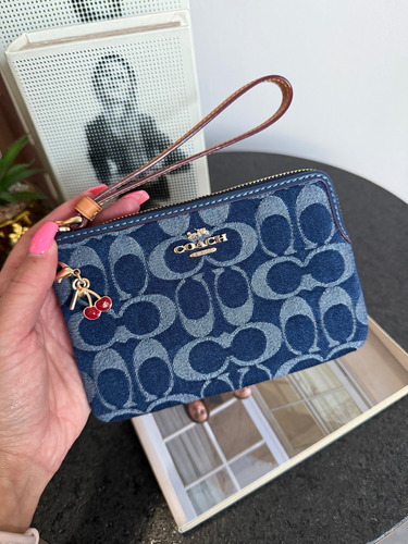 Muñequera Wristlet Coach Monogram Signature Y Color Denim