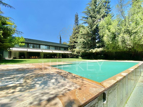 Casa En Venta De 1.300m2. Las Condes