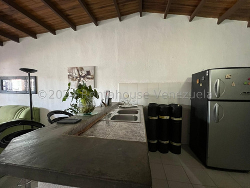 Raiza Suárez Vende Hermosa Casa Ubicada En La Parroquia El Cuji 2 4 1 9 8 7 5 Posee 4 Haitaciones, 2 Baños, 2 Puestos De Estacionamiento, Tanque Subterráneo De 2 Mil Litros, Seguridad Las 24 Hor