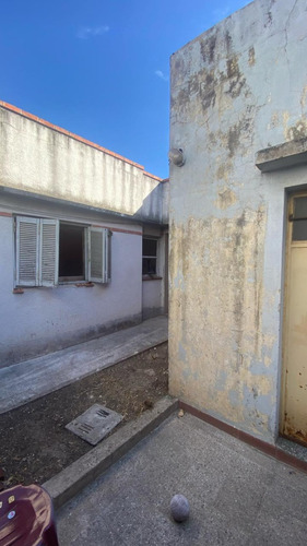 Salon Al Frente Entrada Independiente Con Vivienda (sin Expensas)