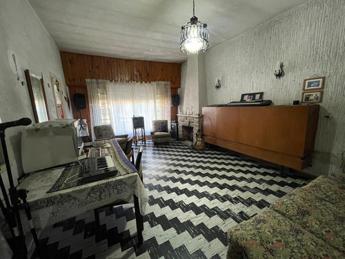 Castelar Norte Casa De 3 Ambientes Con Terreno Apta Crédito