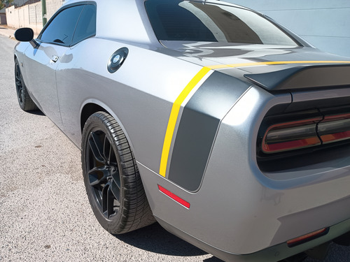 Dodge Challenger 6.4 scat pack srt