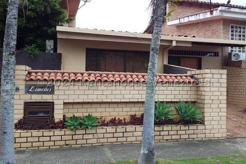 En Venta Casa Varios Niveles Ubicada En Buena Zona Del Hatillo 24-28093