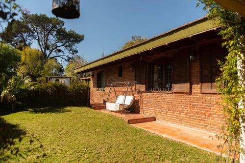 Casa En Venta Carrasco  Norte En Un Lindo Entorno.