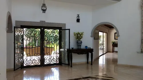 Excelente Casa En Zona Dorada De Cuernavaca, Espacios Amplios Y Acabados De Lujo.