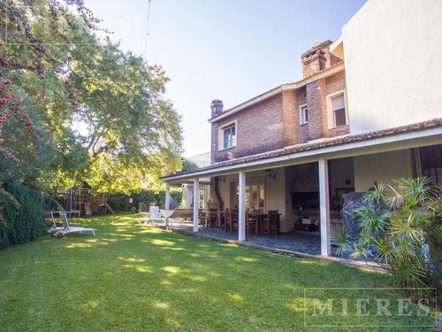 Casa De Sólida Construcción En Venta, En Victoria.