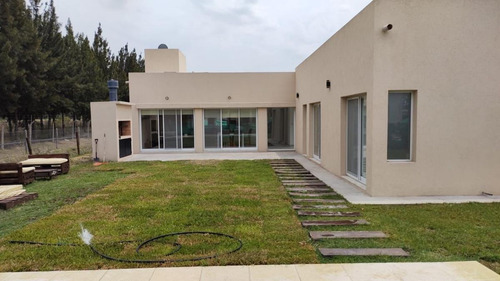 Imagen 3 de 11 de Moderna Propiedad Con Piscina A Estrenar En Barrio Privado Santa Ines, Canning.