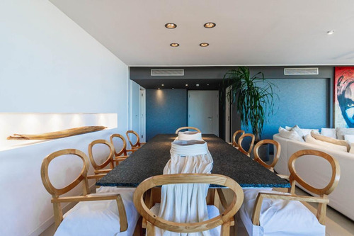 Departamento A La Venta En Punta Del Este Frente A Playa Brava De 4 Dormitorios, Todos En Suite