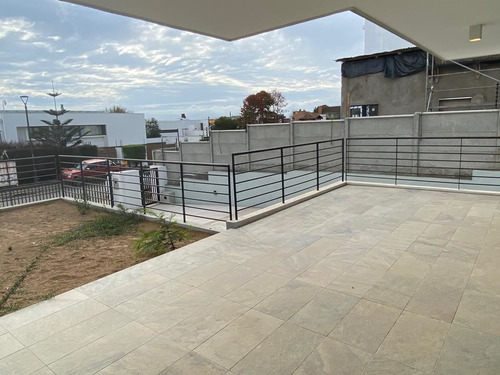 Casa En Venta De 4 Dorm. En Concón