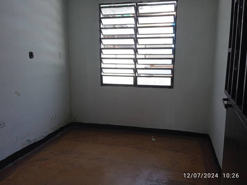 Rivero Bienes Raíces Promociona Y Vende Casa De Dos Niveles En La Urb. Girardot