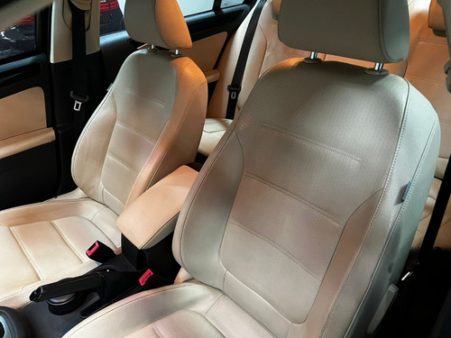 Volkswagen Jetta 2.0 Comfortline Flex 4p Automática