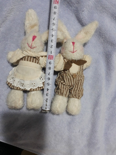 Coelhos Páscoa Pelúcia Casal 17x9cm Creme Com Roupinhas (Usado)