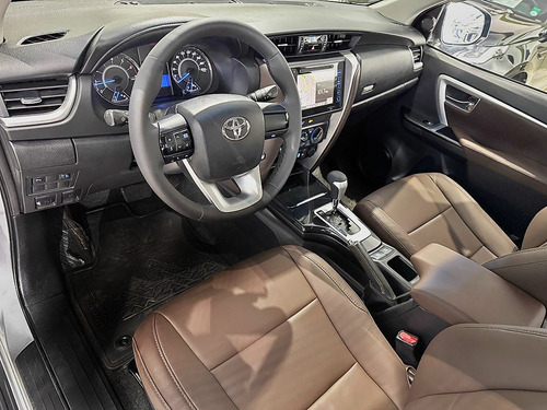 Toyota Hilux SW4 2.7 SR 7 LUGARES 4X2 16V