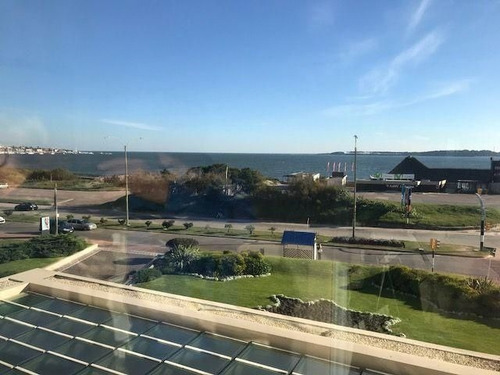 Apartamento En Venta De 3 Dormitorios En Playa Mansa