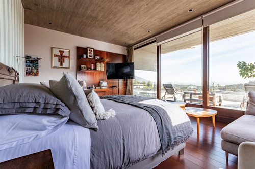 Casa En Venta De 6 Dorm. En Lo Barnechea