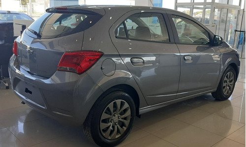 Imagen 2 de 18 de Chevrolet Onix 1.4 Joy Black 2023 Manual (5 Puertas)